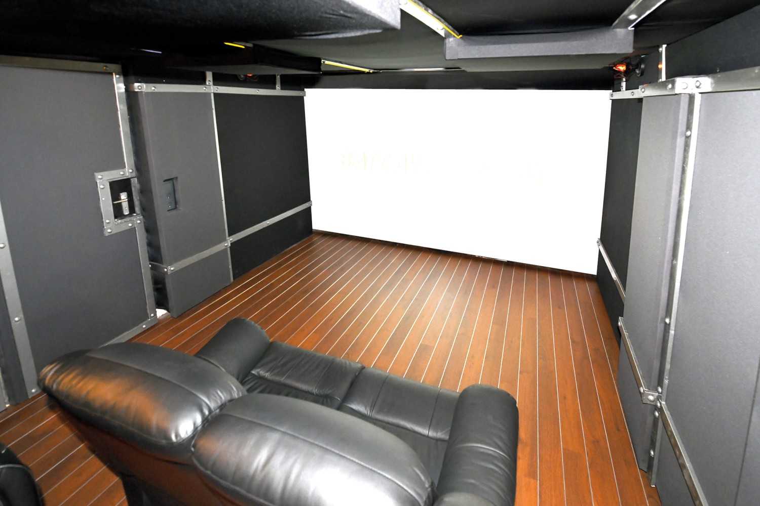 Ratgeber LESERKINO (22): BATCAVE CINEMA - Bassgewaltiges 7.1.5-Dolby-Atmos-Themen-Kino mit 21-Zoll-Subwoofer - News, Bild 1