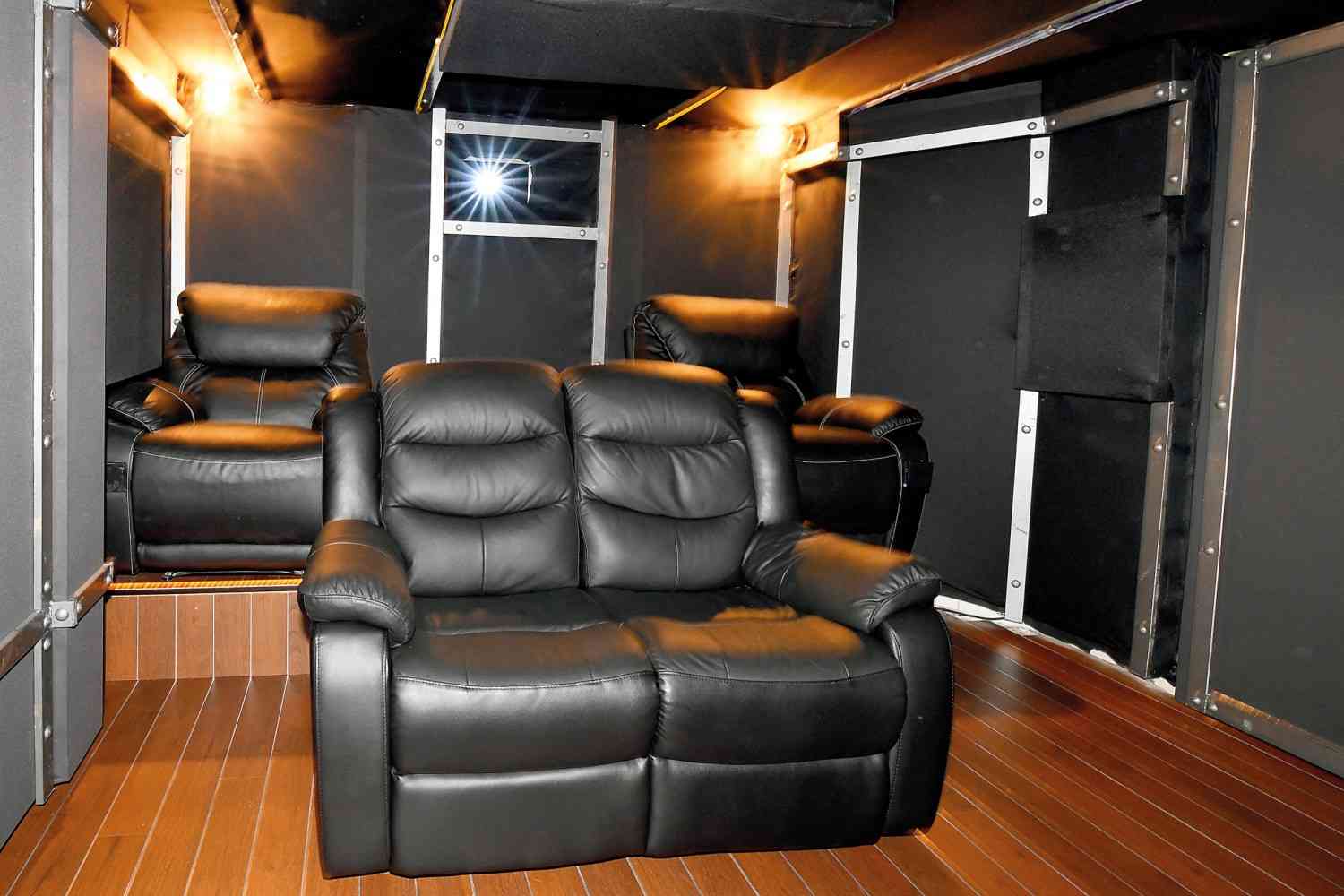 Ratgeber LESERKINO (22): BATCAVE CINEMA - Bassgewaltiges 7.1.5-Dolby-Atmos-Themen-Kino mit 21-Zoll-Subwoofer - News, Bild 4